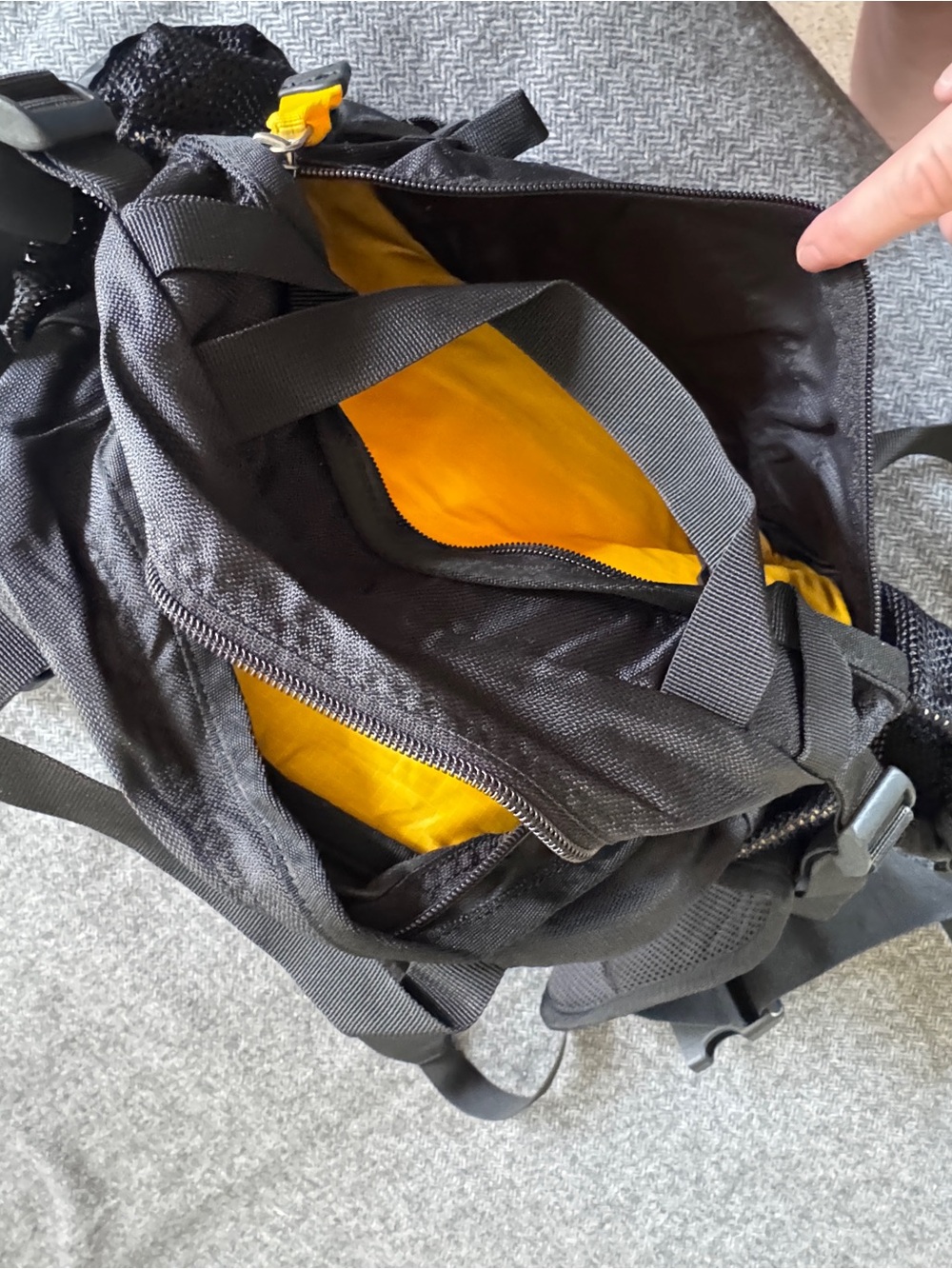 Mountainsmith Black and Yellow hip pack - Picture 4 of 6